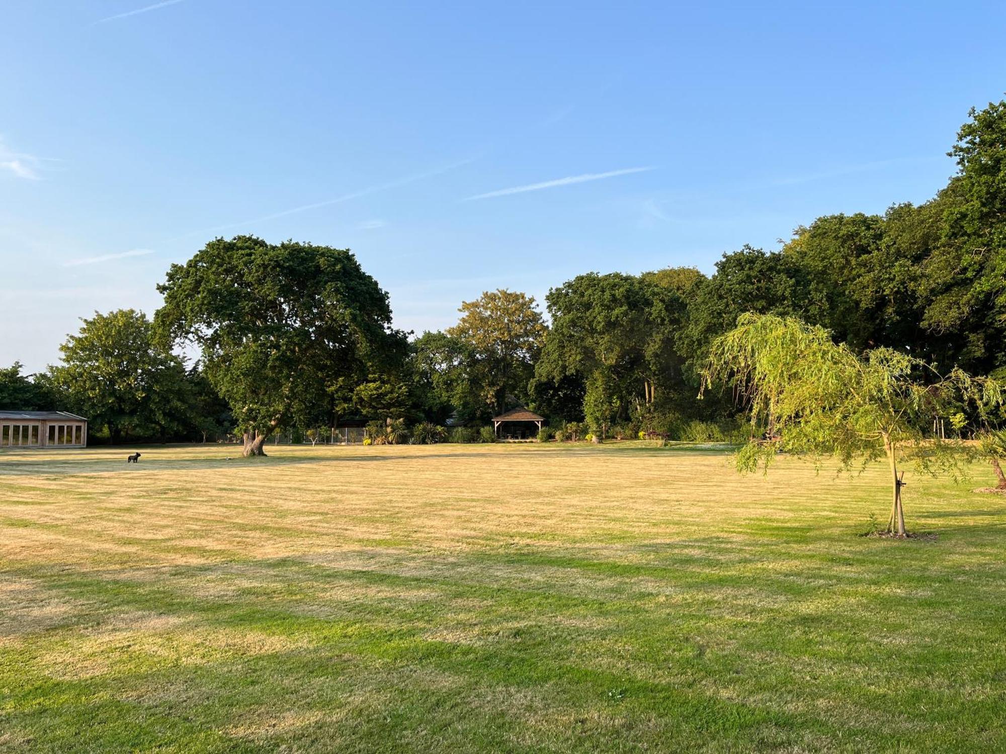 Stay At 'The Elms' In Tranquil Church Norton, Selsey - Ground Floor Bedroom, Own Private Bathroom, Quiet Beach, 2 Acre Garden By The Sea, On Edge Of Wildlife Nature Reserve Exterior foto